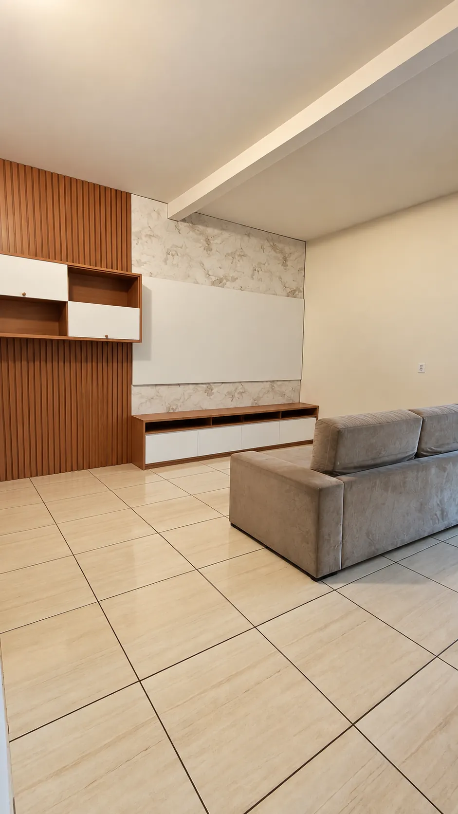 Sala de estar com painel planejado